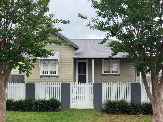 Charming Cottage with Beautiful Gardens & Outdoor Entertaining