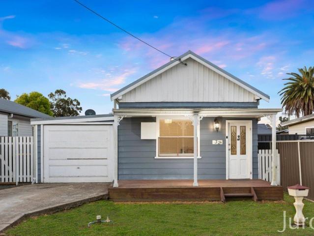 Charming Cottage with Exceptional Convenience!