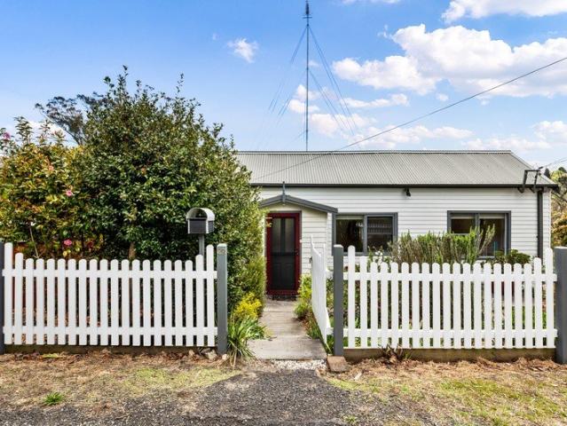 Charming Cottage with Flexible Family Living