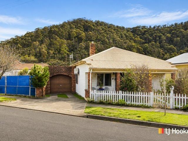 Charming Cottage with Outstanding Potential