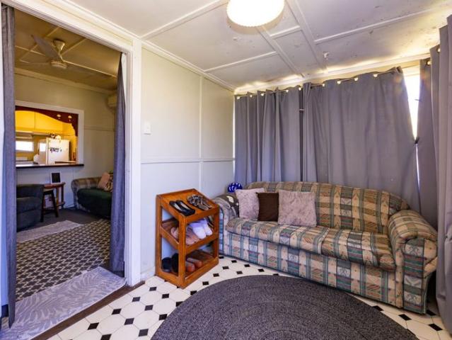 Charming Cottage with Large Shed Air Conditioned Comfort