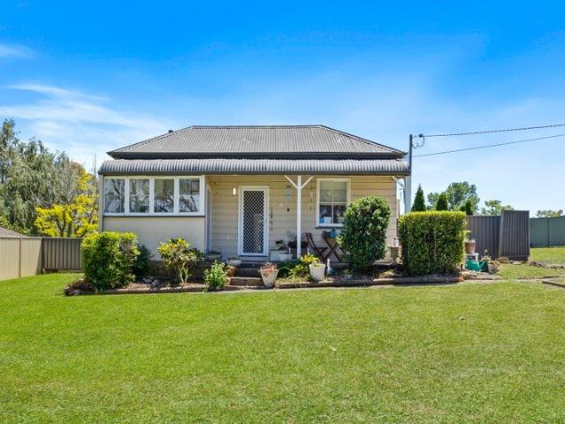 Charming Cottage with Rural Outlook on a Large Block