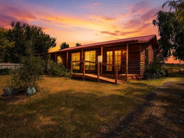 Charming Country Cottage Just Moments from the Beach