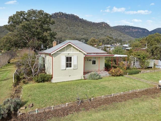 Charming Country Cottage on 2,207m² with Subdivision Potential STCA
