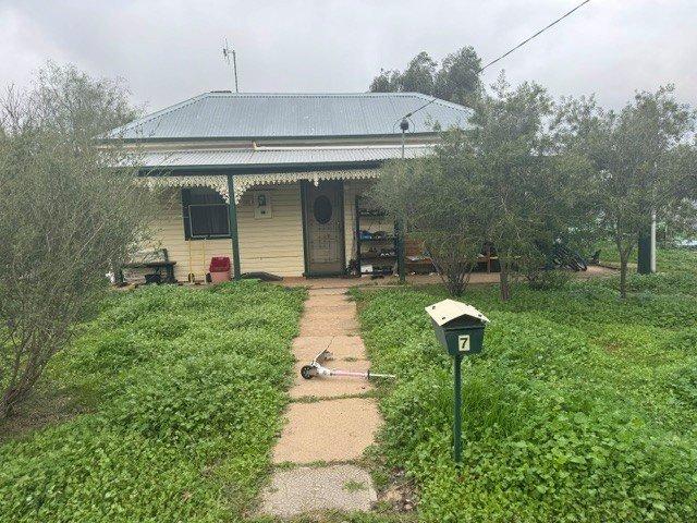 CHARMING COUNTRY COTTAGE ON A HUGE BLOCK!