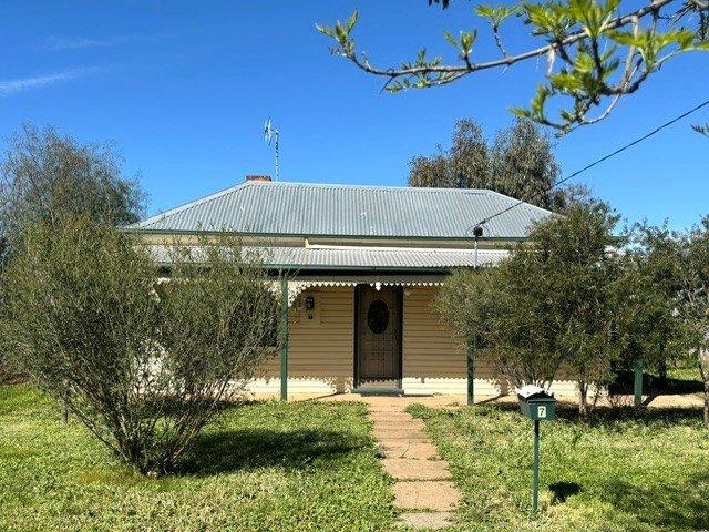 CHARMING COUNTRY COTTAGE ON A HUGE BLOCK!