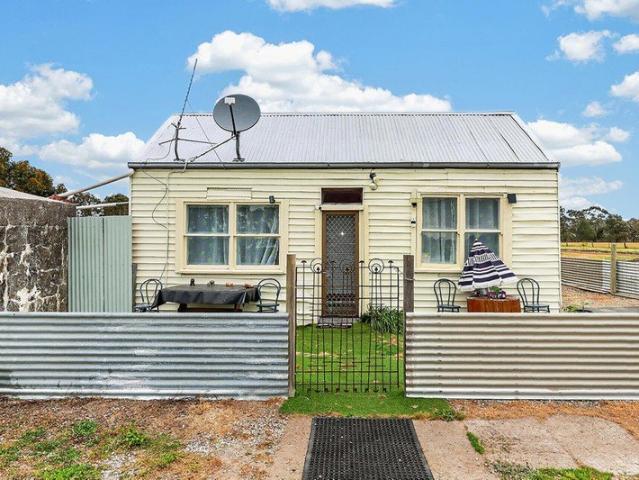 Charming Country Cottage with Plenty of Potential