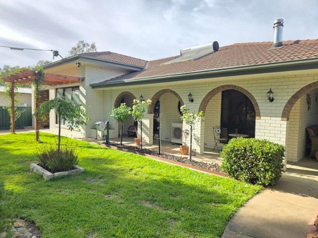 Charming Country Home Comfort, Quality & Garden Paradise