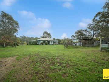 Charming Country Home on 1.1 Acres Located in the heart of Heathcote wine country and walk to town