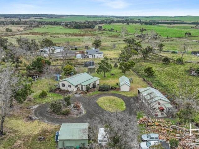 Charming Country Home on 1.26 Hectares Close to Beaches and Golf Courses