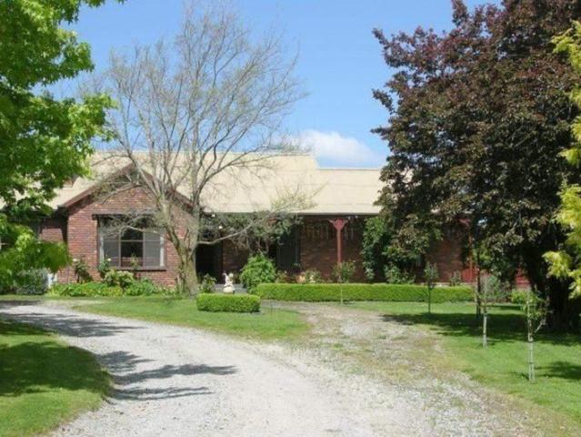 Charming Country Lifestyle with Pool & Bungalow