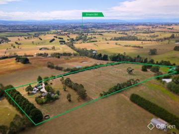 CHARMING COUNTRY LIVING WITH STUNNING BAW BAW VIEWS