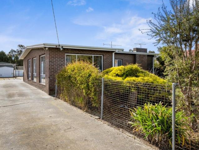Charming Country Living with Space, Privacy & Character