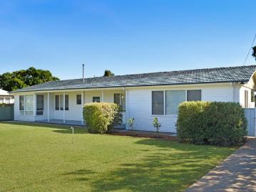CHARMING COUNTRY LIVING IN THE HEART OF TOWN