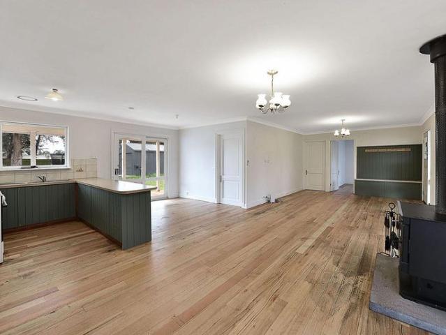 Charming Country Living on a Spacious Allotment