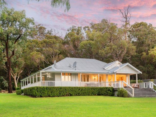Charming Country Retreat Framed By Nature