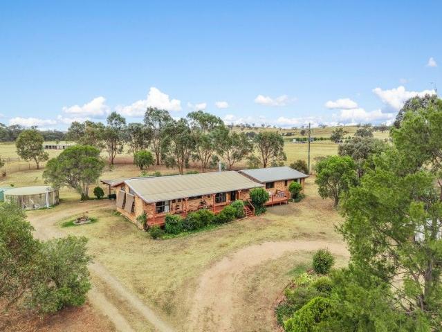 Charming Country Retreat on the fringe of town