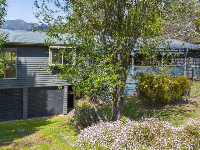 Charming Holiday Home with Stunning Views and Easy Access to Mt Buller
