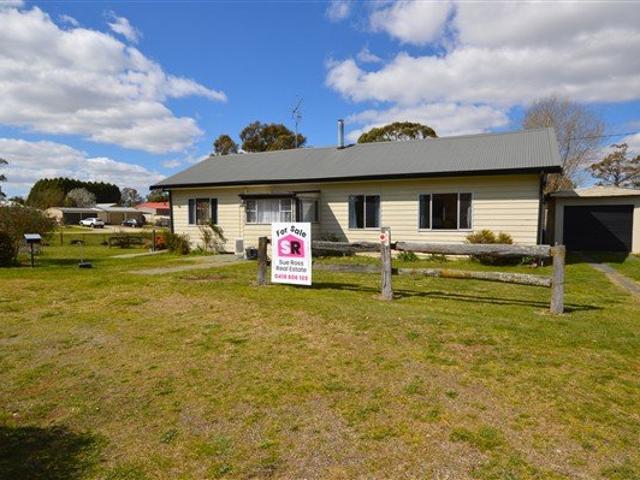 Charming Country Style Living on a Half Acre Block!