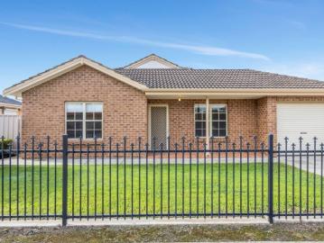 Charming Courtyard Home Easy Care Living at Its Best