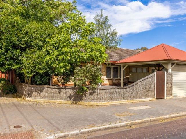 Charming Courtyard Unit in Prime Kingswood Position