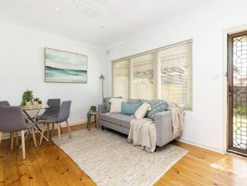 Charming Courtyard Unit in Prime Kingswood Position