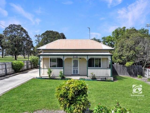 CHARMING CLASSIC ON A HUGE BLOCK WITH DEVELOPMENT POTENTIAL!