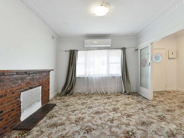 Charming & Classic 2 Bedroom Home with Large Backyard