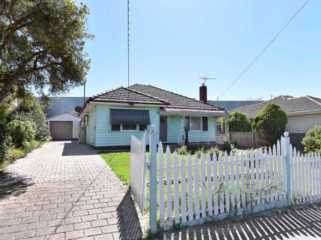 Charming & Classic 2 Bedroom Home with Large Backyard
