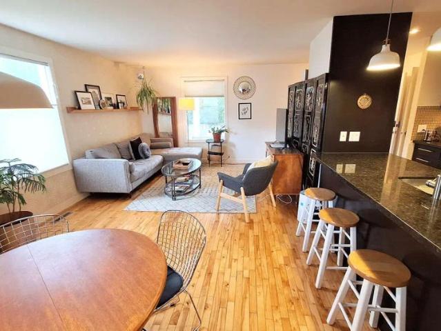Charming Crescent Heights 2 Bedroom PetFriendly & Free Parking — 2 Bedrooms House
