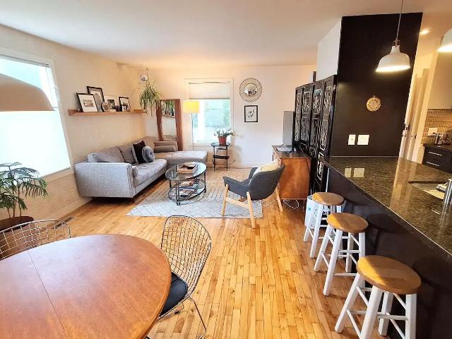 Charming Crescent Heights 2 Bedroom PetFriendly & Free Parking
