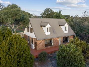 Charming Creswick Farmhouse with Dual Accommodation and Acreage