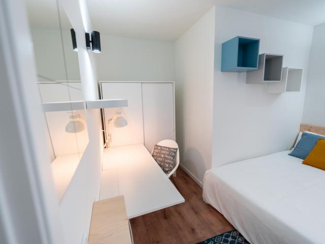 Charming double bedroom in a 7 Bedroom apartment, in Eixample