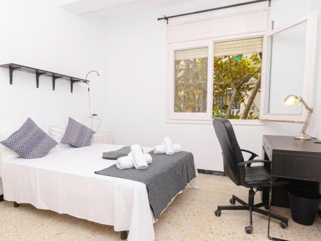 Charming double ensuite bedroom in a 4 bedroom apartment near Paral·lel metro station