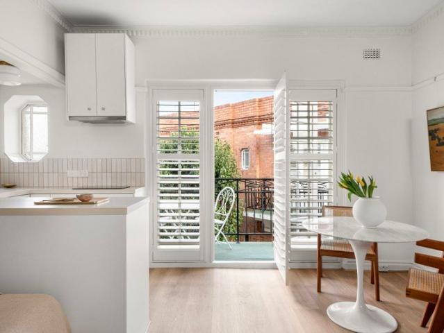 Charming East Melbourne Pied a terre with Garden Balcony