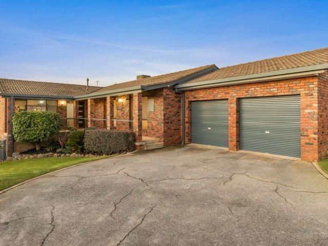 Charming East Albury, Breath Taking Views Included!