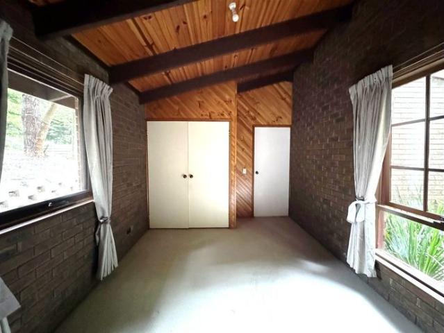 Charming Emerald Retreat – Walk to Town, Enjoy the Lifestyle