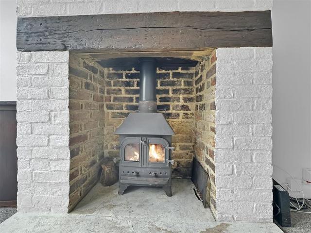 Charming end terraced 2 bedroom cottage located just off the High Street in this extremely popular and well served village just to the North of Cambridge