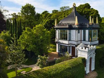 Charming English inspired home in a Private Garden Sanctuary