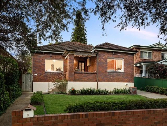 Charming Family Bungalow on Expansive Parcel