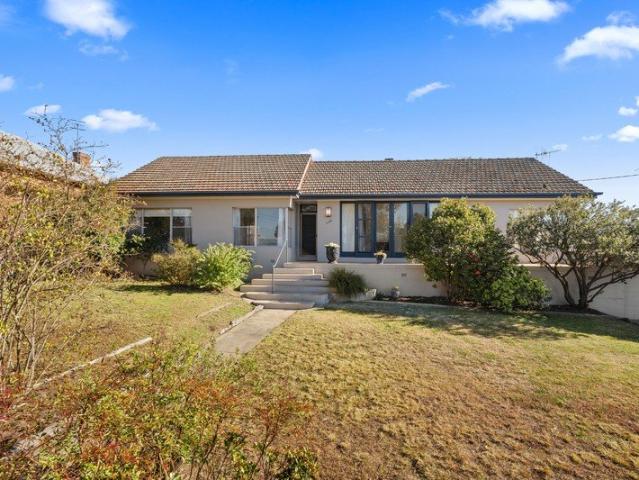 CHARMING FAMILY HOME!
