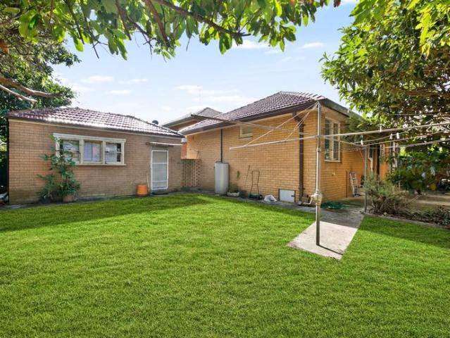 LARGE REDECORATED AND FRESHLY PAINTED FAMILY HOME