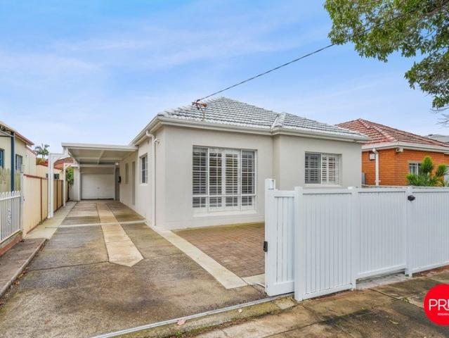 CHARMING FAMILY HOME WITH SOLAR, THE PARK AT YOUR DOORSTEP AND 800M TO THE WATERS EDGE