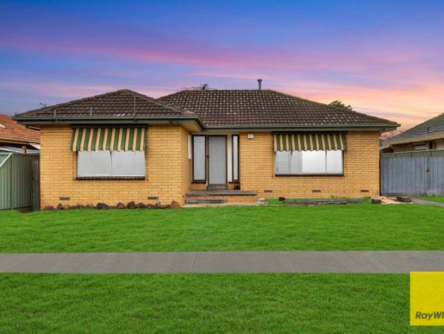 Charming Family Home with Large Backyard in a Prime Hoppers Crossing Location !
