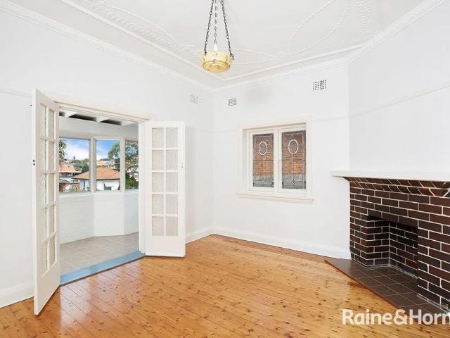 CHARMING FAMILY HOME WITH SPACIOUS BACKYARD!