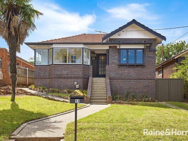 CHARMING FAMILY HOME WITH SPACIOUS BACKYARD!