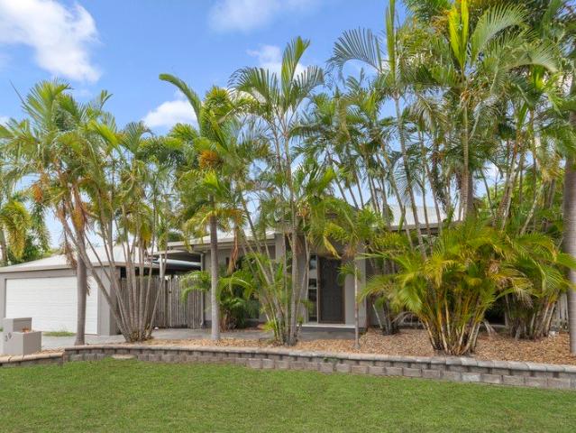 CHARMING FAMILY HOME WITH 3 BEDROOM AND A SEPARATE LOUNGE IN THE HEART OF ANNANDALE !