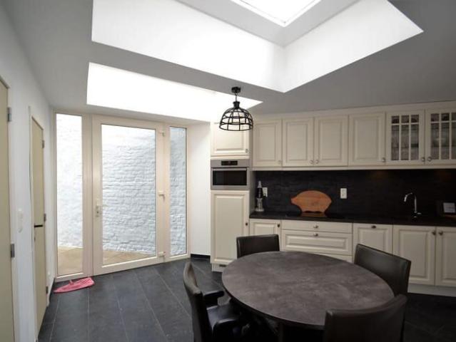 Charming family home with 3 bedrooms, garden, and garage in