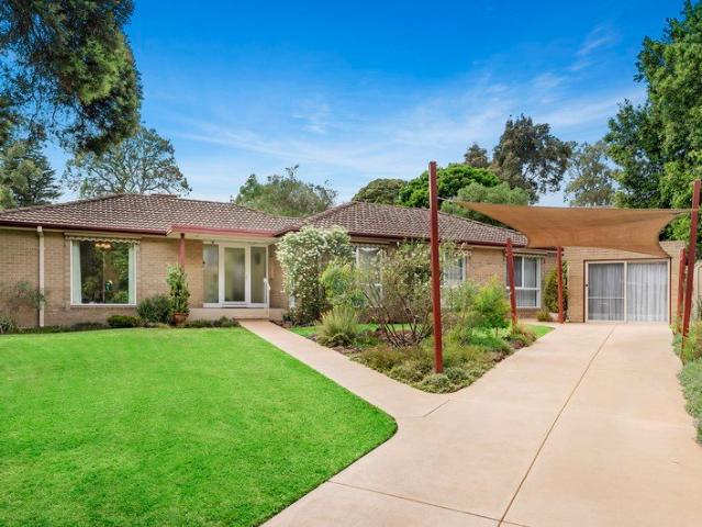 CHARMING FAMILY HOME IN VIEWBANK COLLEGE ZONE
