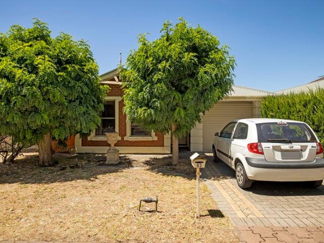 Charming Family Home in a Convenient Hillcrest Location!